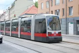 Vienna tram line D with low-floor articulated tram 650 close by Sickenberggasse (2014)