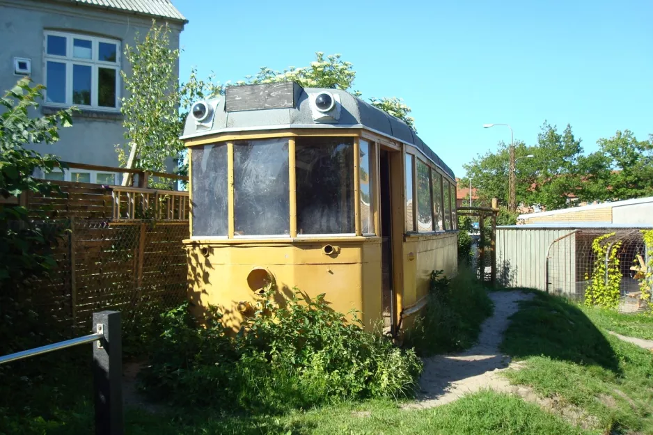 Aarhus railcar 9 behind Tirsdalen's Kindergarten (2011)