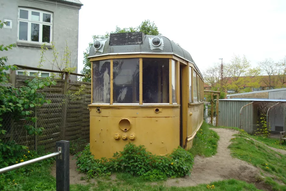 Aarhus railcar 9 behind Tirsdalen's Kindergarten (2012)