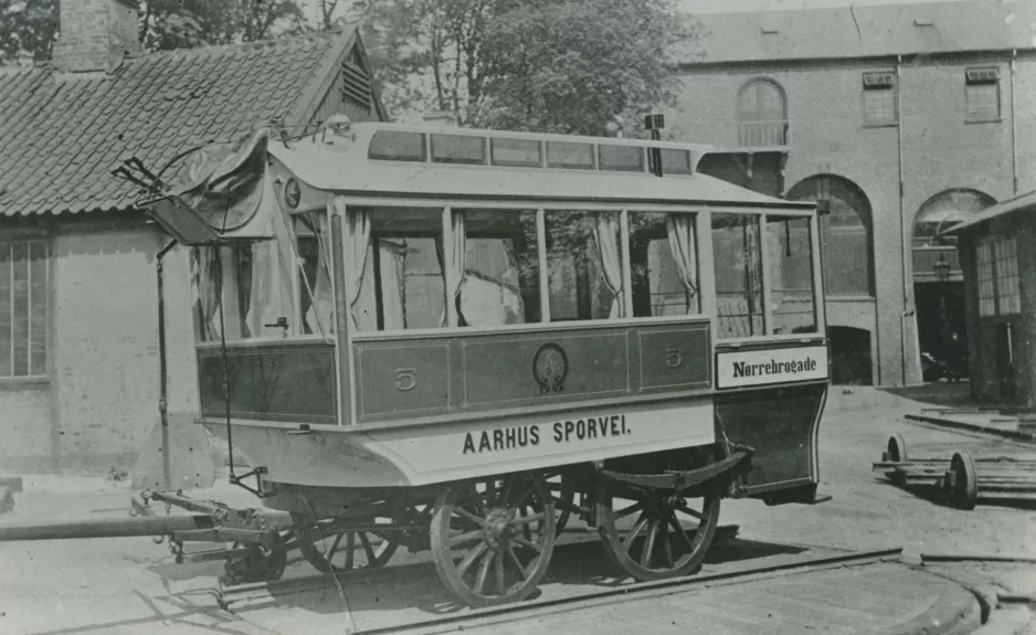 Archive photo: Aarhus horse tram 5 inside Scandia's gård, front view (1884)