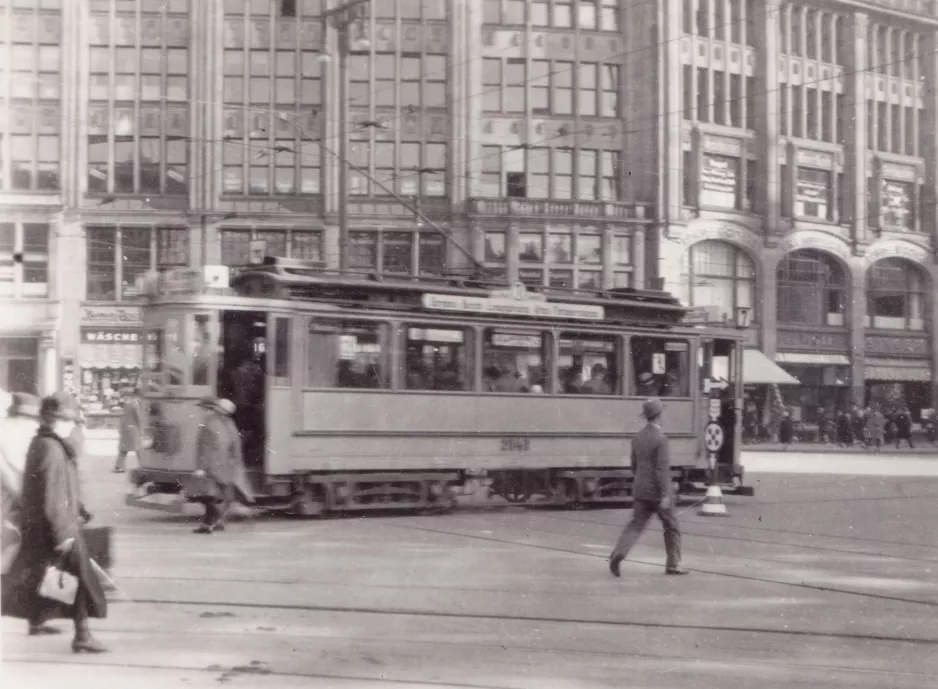 Archive photo: Hamburg tram line 7 with railcar 2041 on Rathausmarkt (1928)