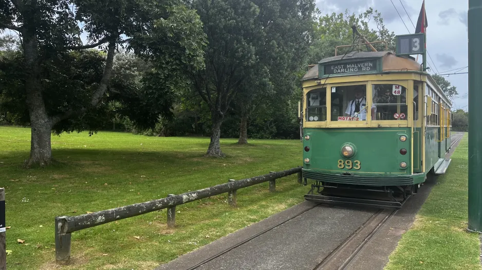 Auckland museum line with railcar 893 at Motions Road (2024)