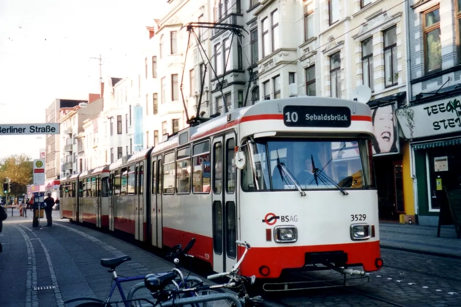 Bremen tram line 10 with articulated tram 3529 at Brunnenstr. (2003)