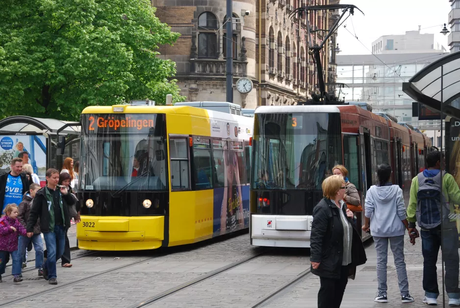 Bremen tram line 2 with low-floor articulated tram 3022 at Domsheide (2014)