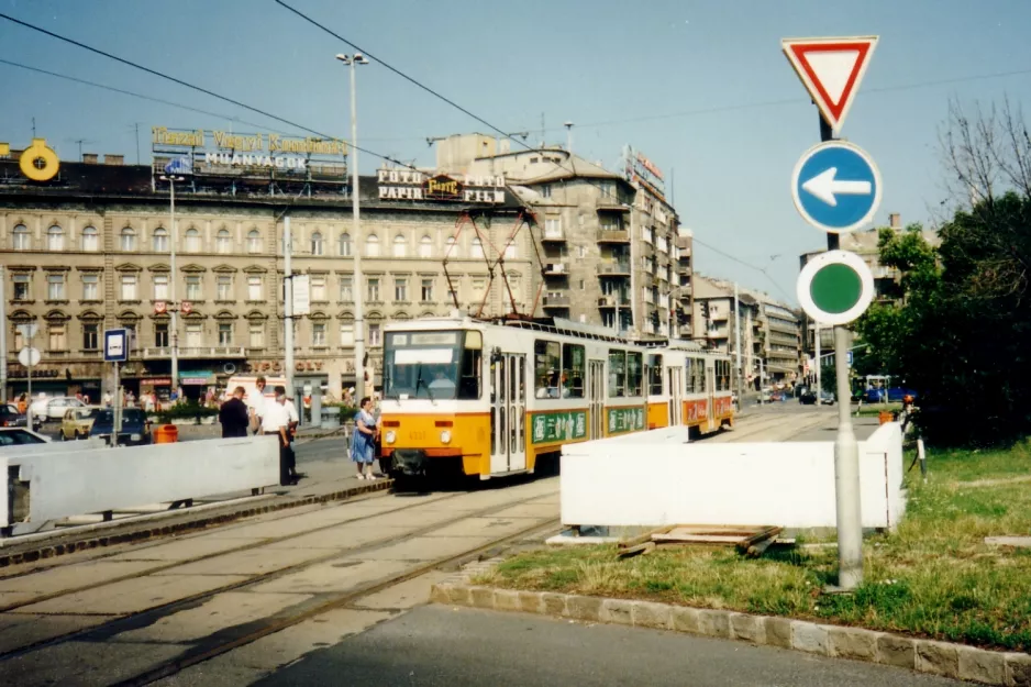 Budapest tram line 18 with railcar 4332 at Déli Pályaudvar M (1994)