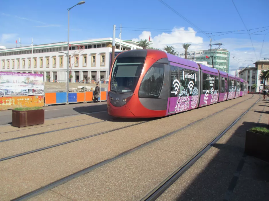 Casablanca tram line T1 , side view Boulevard Hassan II (2018)
