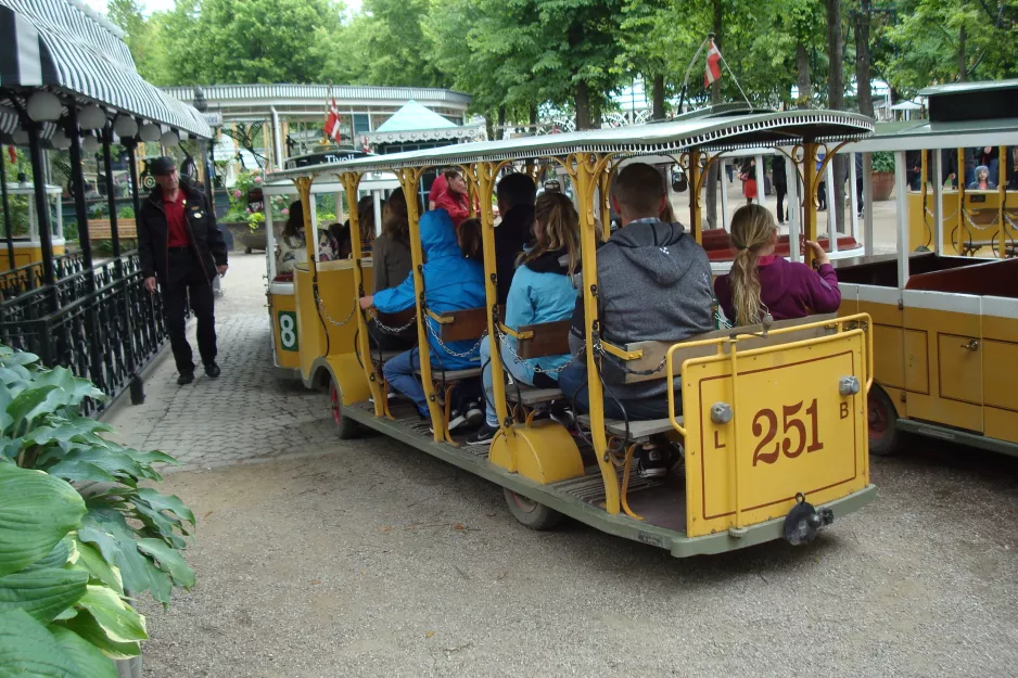 Copenhagen Tivoli with open model sidecar 251 at Linie 8 (2015)