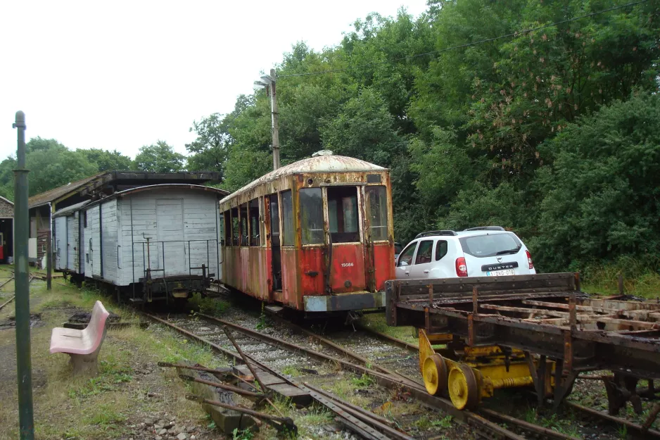 Érezée sidecar 19566 in front of Tramway Touristique de l'Aisne (2014)