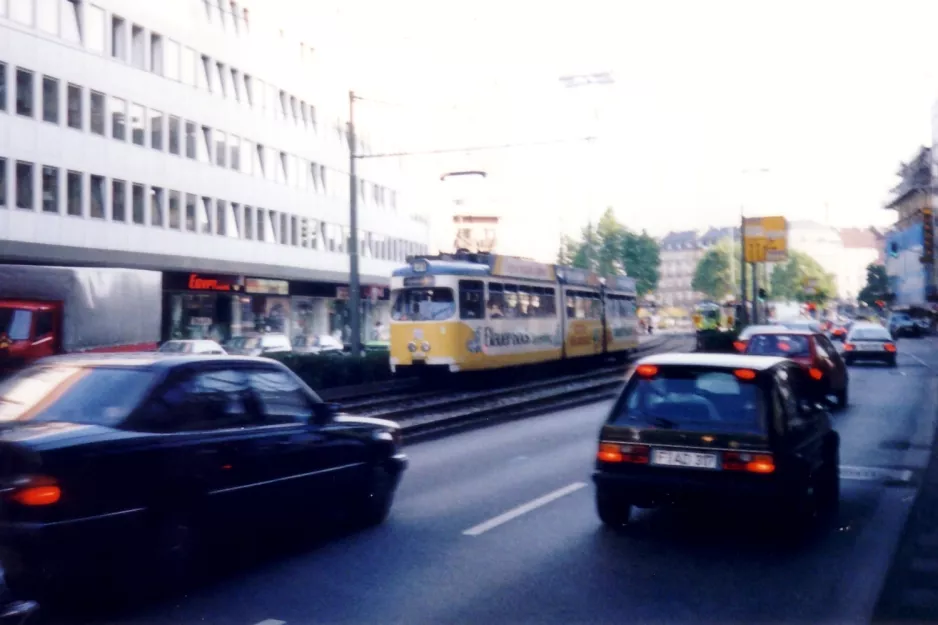 Frankfurt am Main tram line 21 with articulated tram 822 near Hauptbahnhof (1991)