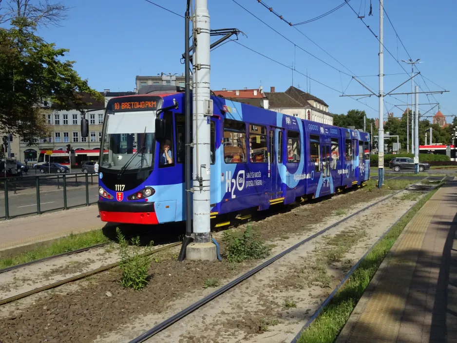 Gdańsk tram line 10 with articulated tram 1117 at Hucisko (2024)