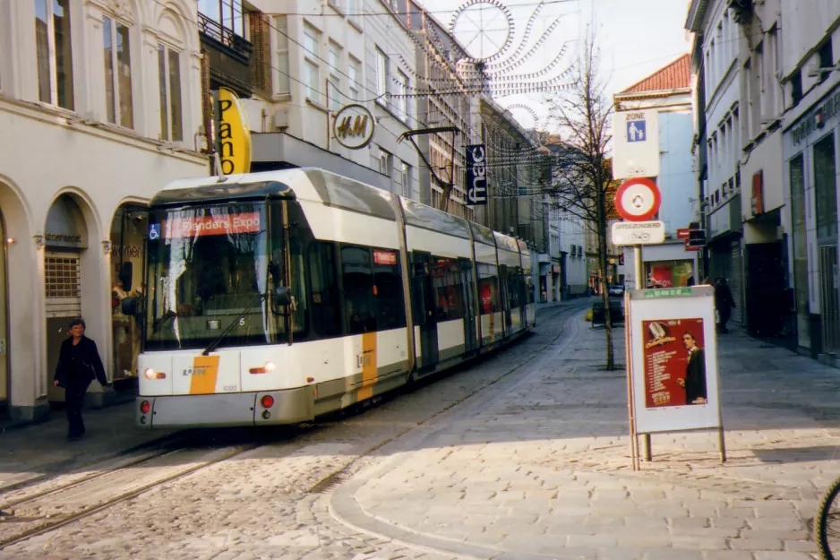 Ghent tram line T1 with low-floor articulated tram 6322 on Veldstraat (2007)