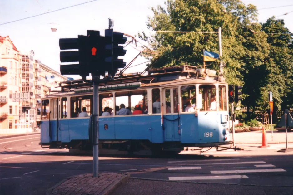 Gothenburg 12 (Lisebergslinjen) with railcar 198 near Berzeliigatan (1995)