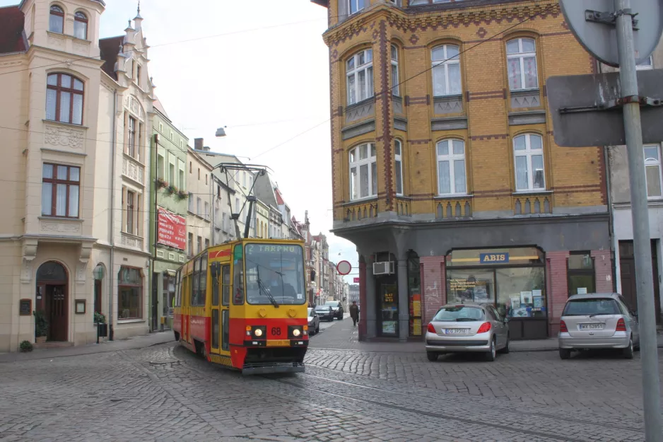 Grudziądz tram line T2 with railcar 68 on Plac Miłośników (2009)