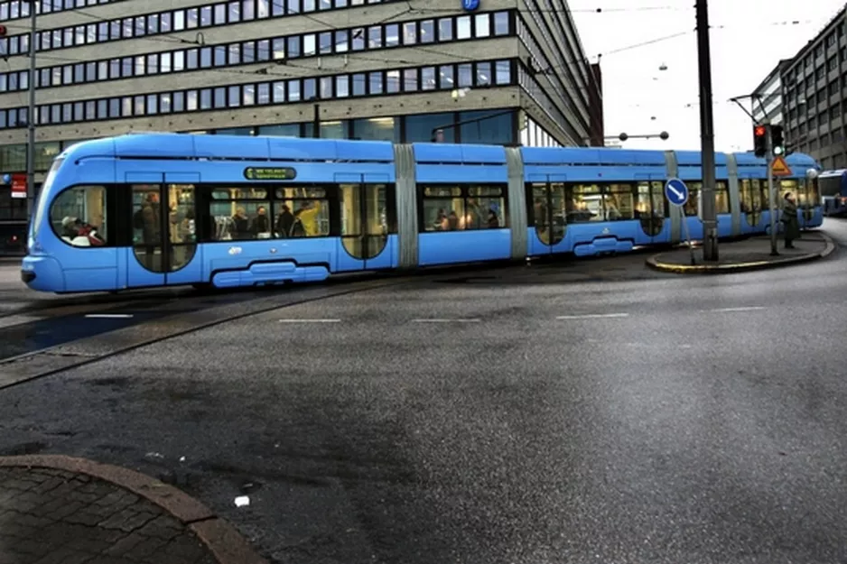 Helsinki tram line 6 with low-floor articulated tram 2263 on Kaivokatu/Brunnsgatan (2008)