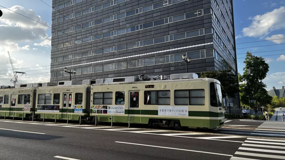 Hiroshima articulated tram 3903 close by Atomic Bomb Dome/Genbaku Dome-Mae (2023)