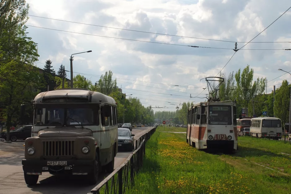 Horlivka tram line 1 with railcar 402 on Prospekt Lenina (2011)