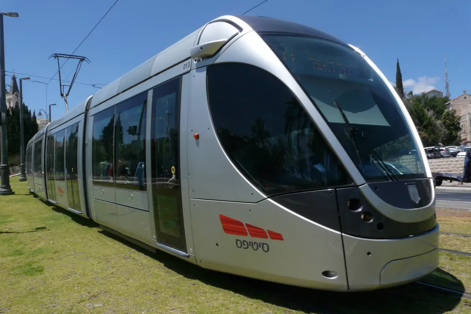 Jerusalem light rail line L1 with light rail car 013 on Paratroopers Road (2012)