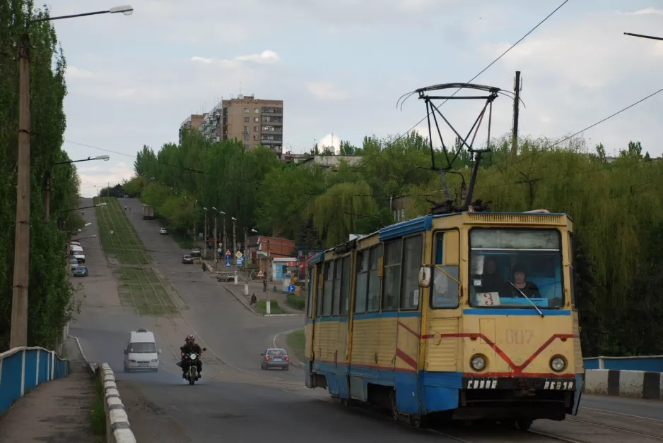 Kostiantynivka tram line 3 with railcar 007 on Yemelianova St (2011)