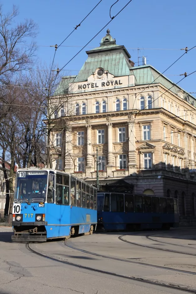 Kraków tram line 10 with railcar 717 close by Wawel (2011)