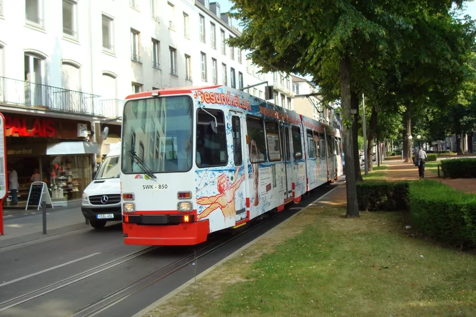 Krefeld tram line 042 with articulated tram 850 "Forstwald" at Dreikönigenstr. (2010)