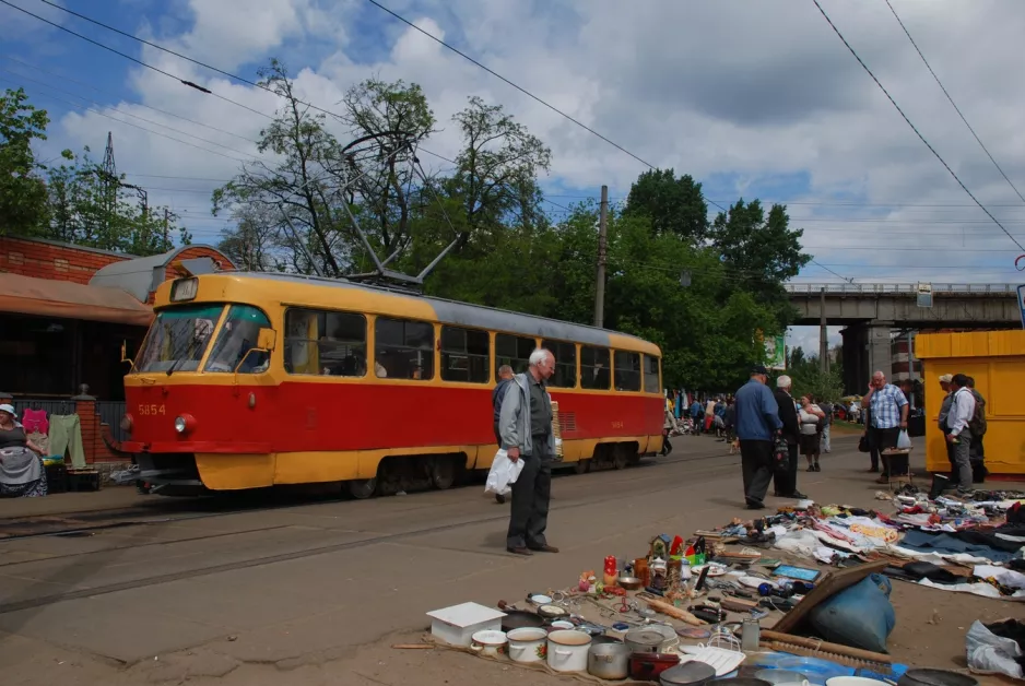 Kyiv extra line 11K with railcar 5854, side view Vulytsya Sklyarenko (2011)