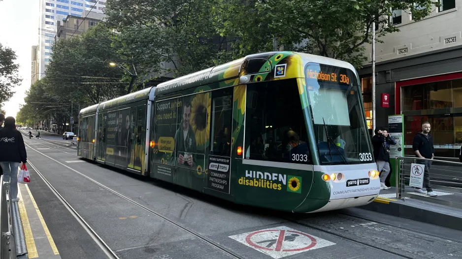 Melbourne extra line 30 with low-floor articulated tram 3033 at Melbourne Central Station/La Trobe Street (2024)