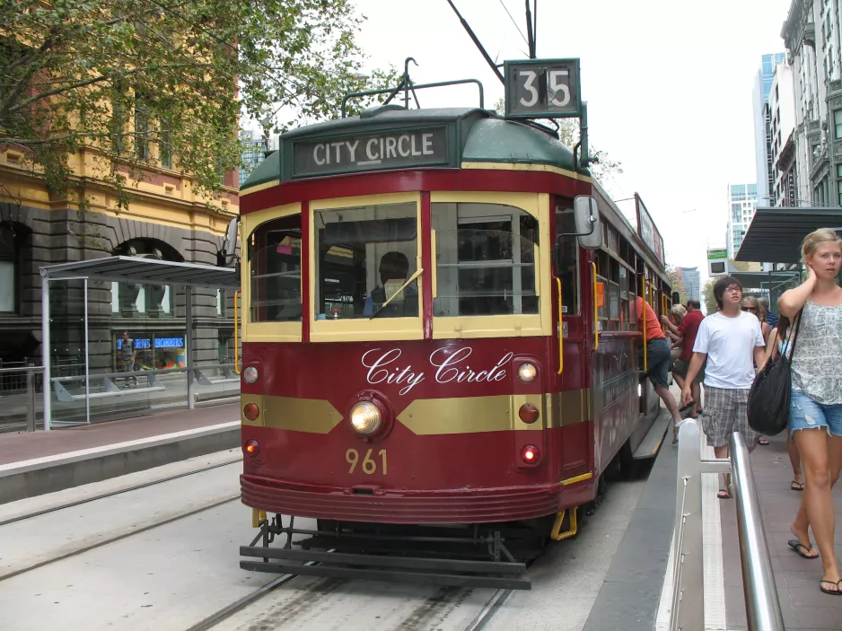 Melbourne tourist line 35 (City Circle) with railcar 961 at Flinders Street Station, City (2010)