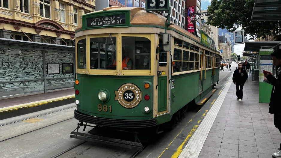 Melbourne tourist line 35 (City Circle) with railcar 981 at Flinders Street Station (2024)