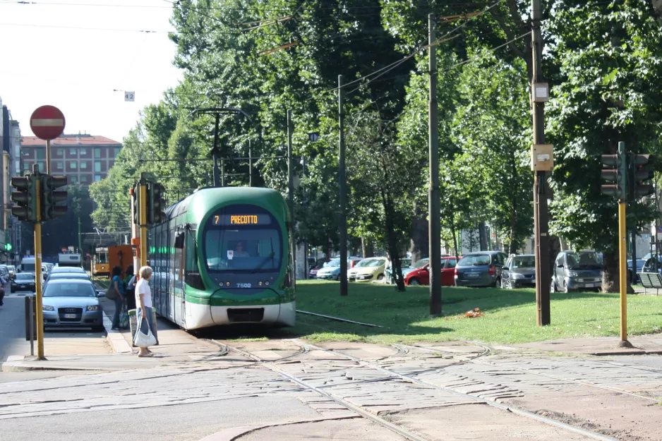 Milan tram line 7 with low-floor articulated tram 7502 close by Corso Sempione 33 dopo Ferrucci (2009)