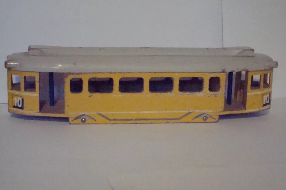 Model tram: Side of model of Lunding bogie motor car, as line 10 (1950)