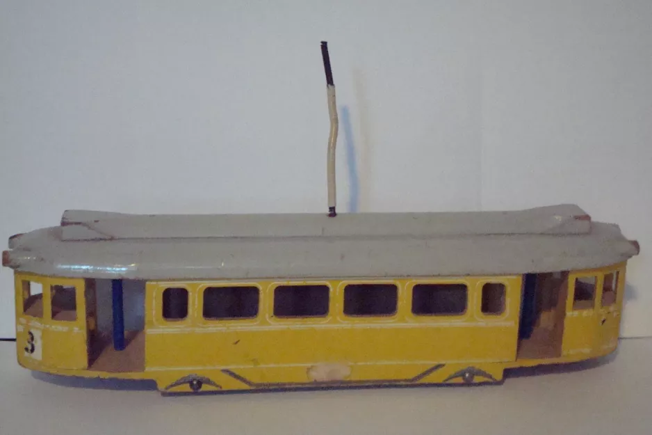 Model tram: Side view of one linie 3 bogie motor car (1953)