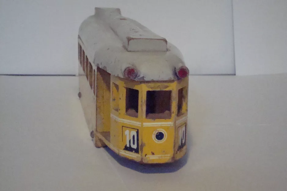 Model tram: The front: model of Lunding bogie motor car, as line 10 (1950)