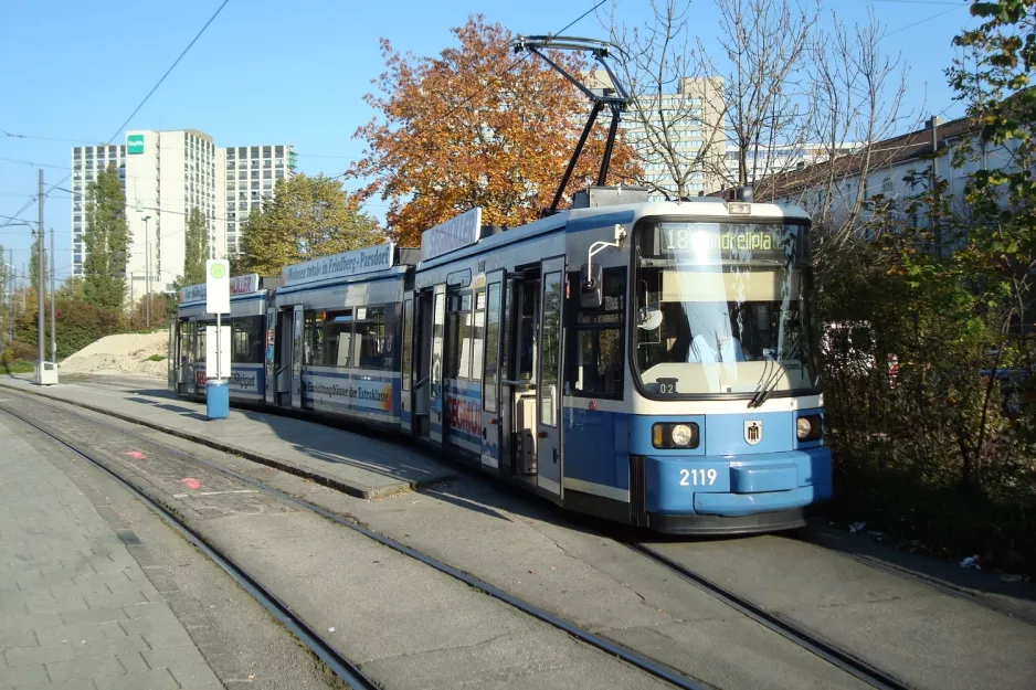 Munich tram line 18 with low-floor articulated tram 2119 at Effnerplatz (2007)