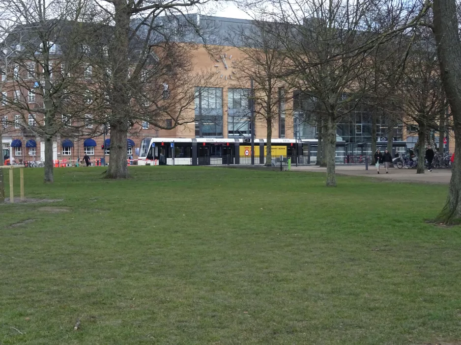 Odense low-floor articulated tram 07 "Drømmen" in front of Kongens Have (2022)