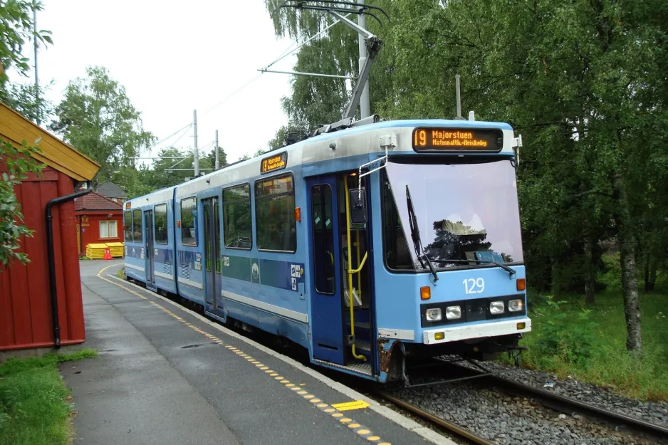 Oslo tram line 19 with articulated tram 129 at Ljabru (2009)