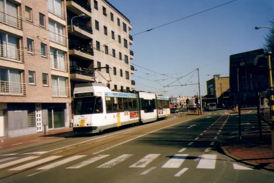 Ostend De Kusttram with articulated tram 6069 on De Snef de Naeyerlaan (2007)