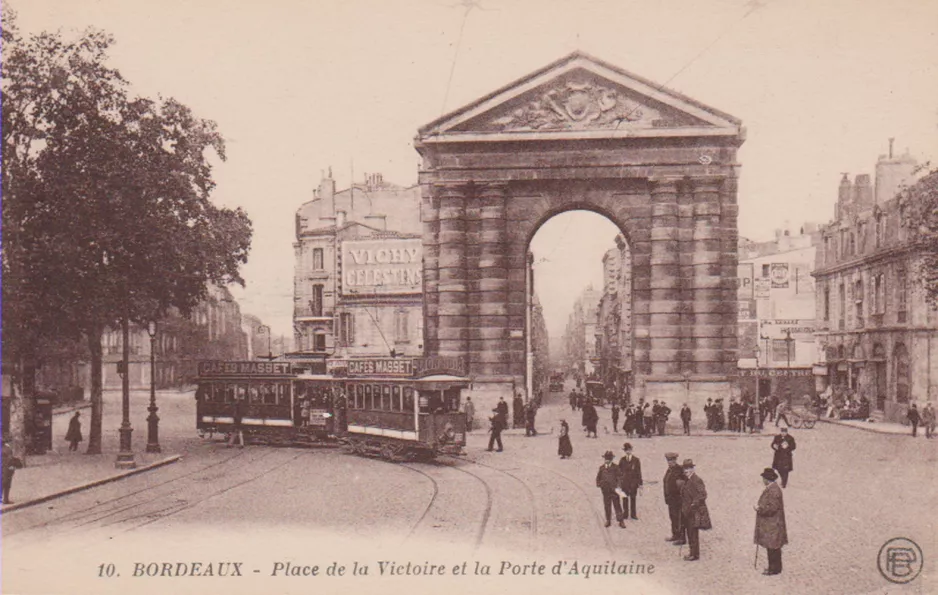 Postcard: 10. BORDEAUX - Place de la Victoire et la Porte d'Aquitaine (1919)