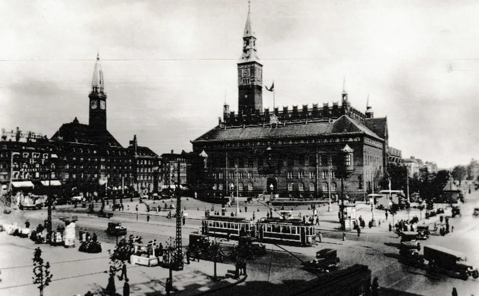 Postcard: Copenhagen tram line 1  on City Hall Square (1933-1938)