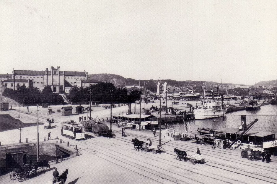 Postcard: Göteborg och Lilla bommens hamn ca år 1910-1920, nuvarande gästhamnen och platsen för Göteborgsoperan. (1910-1920)