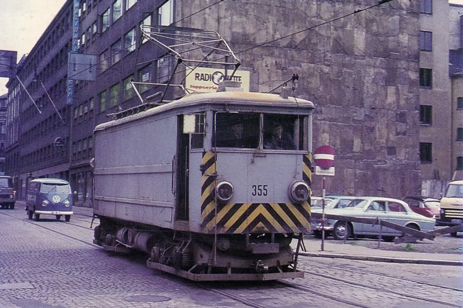 Postcard: Oslo Korntrikken with motor freight car 355 near Dronningens gate (1966)