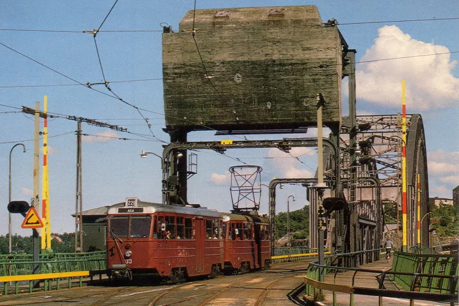 Postcard: Stockholm tram line 21 Lidingöbanan with sidecar 33 on Liningöbron (1980)