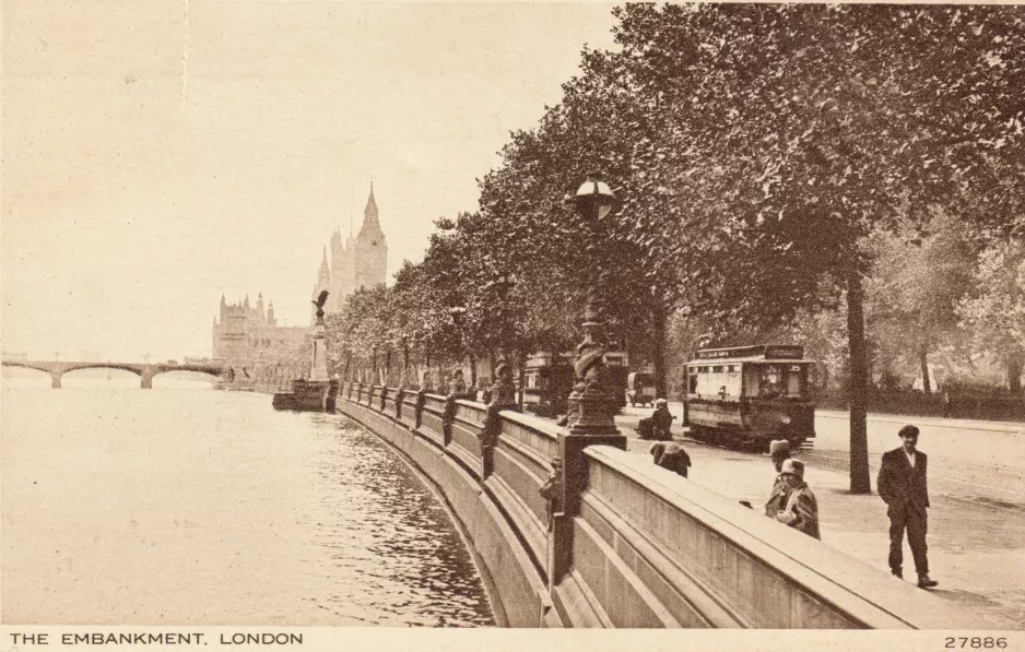 Postcard: The Embankment. London 27886 (1935)