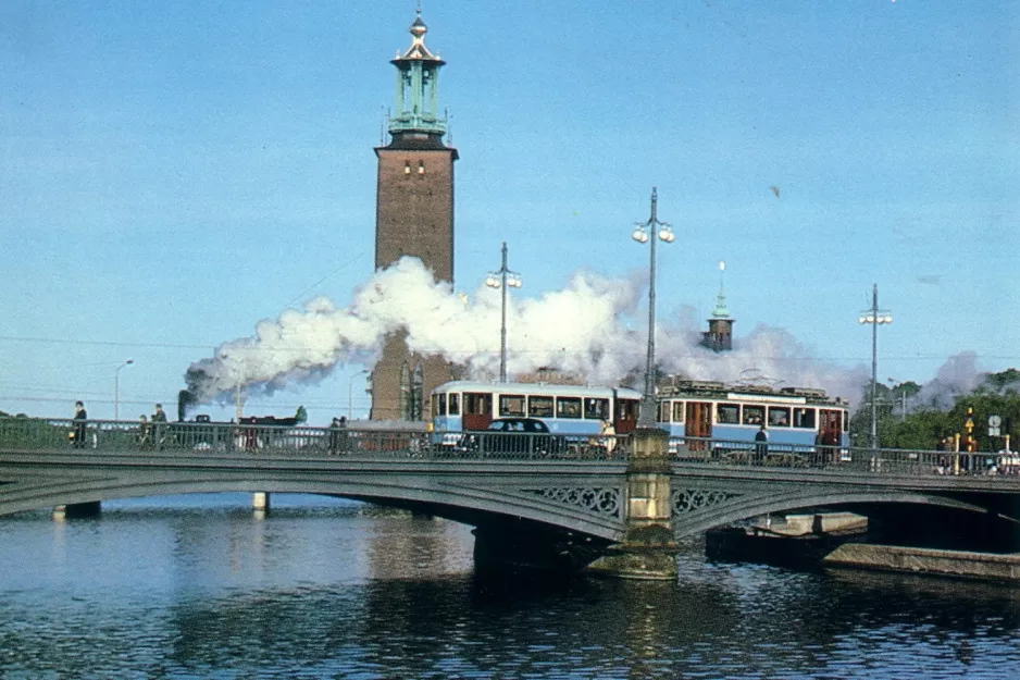 Postcard: Vasabron, Stockholm. Spårvagnståg SS 143 och SS915 i sin ursprungsstad under inspelningen av filmen "1939", Utlånade från
 (1989)