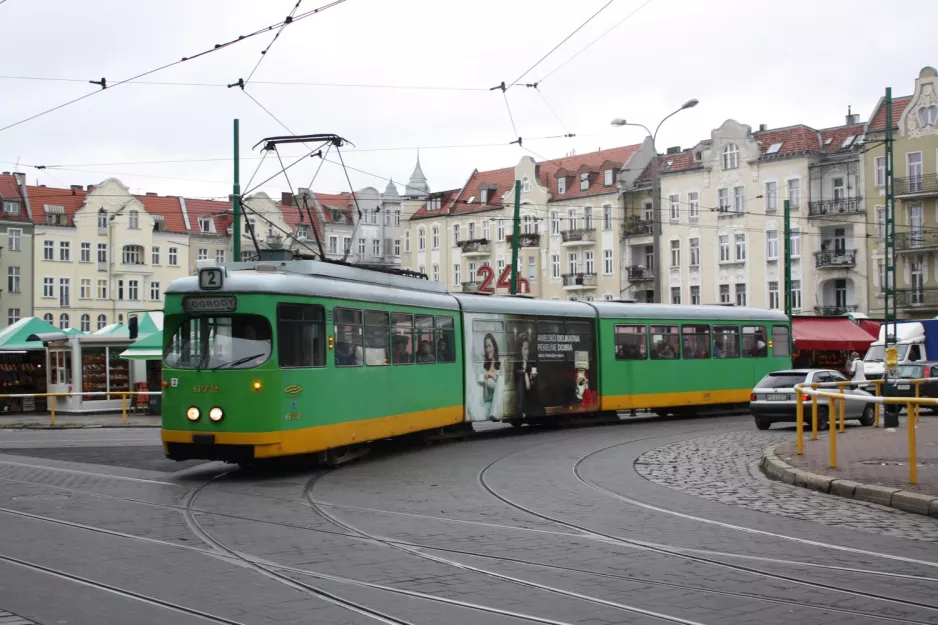 Poznań tram line 2 with articulated tram 672 in the intersection Rynek Jeżycki (2009)