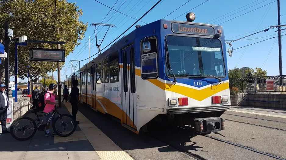 Sacramento tram line Yellow with articulated tram 119 at University / 65th St (2019)