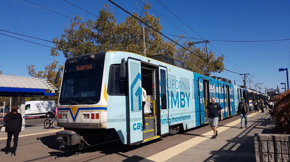 Sacramento tram line Yellow with articulated tram 228 at University / 65th St (2019)