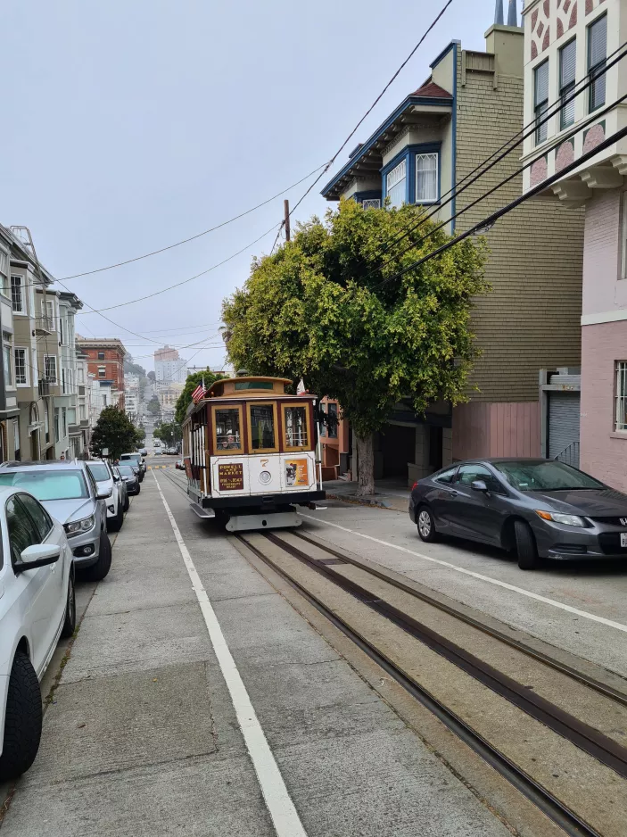 San Francisco cable car Powell-Hyde with cable car 7 near Washington & Jones (2022)