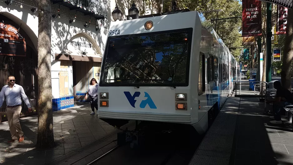 San Jose Green Line with low-floor articulated tram 954 at Santa Clara (2018)