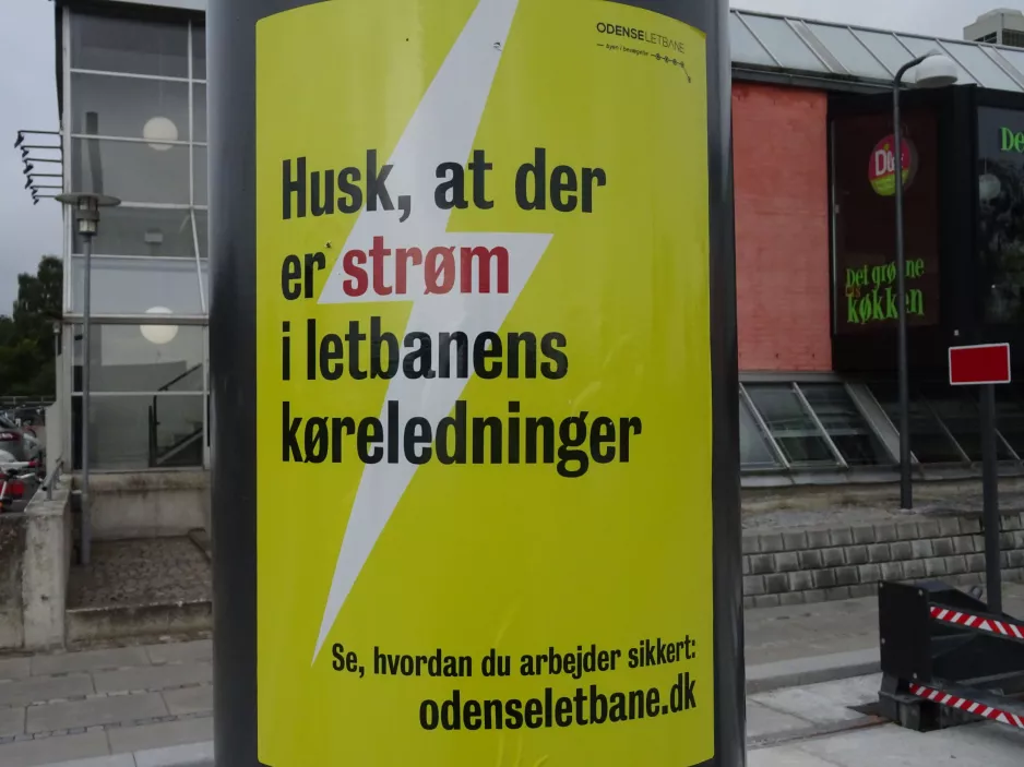 Sign: Husk, at der er strøm i letbanens køreledninger
 (2021)