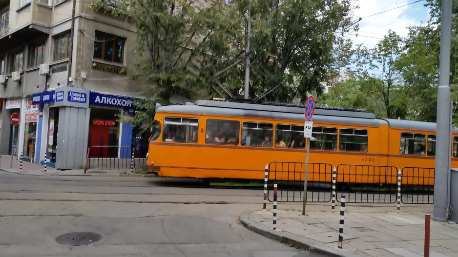 Sofia tram line 22 with articulated tram 4239, side view Yanko Sakuzov Boulevard (2014)